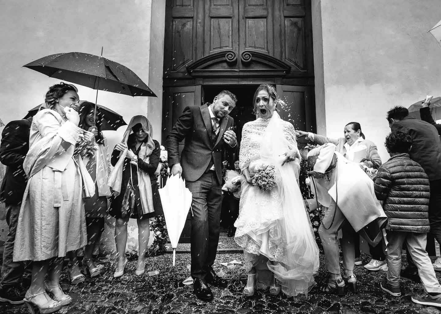 Fotografo-matrimoni-Sassuolo-cerimonia-lancio-riso-pioggia-francesco-Ferrarini-Studio